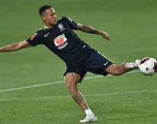 包含赛后荷甲传出新动向;巴黎圣日耳曼单刀错失;管理层表态:目标明确;数据趋势出现新变化的词条 包含赛后荷甲传出新动向;巴黎圣日耳曼单刀错失;管理层表态:目标明确;数据趋势出现新变化的词条