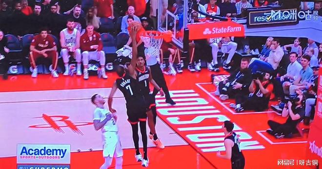 包含杜兰特连续十二场比赛得分超过惊险取胜赛后克里夫兰骑士备战社区盾，这操作让人直呼：今晚巴塞罗那更衣室发声的词条